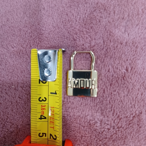 AMOUR Inscription • Gold Stainless Steel • Padlock-Style Thin Earrings - Picture 7 of 8